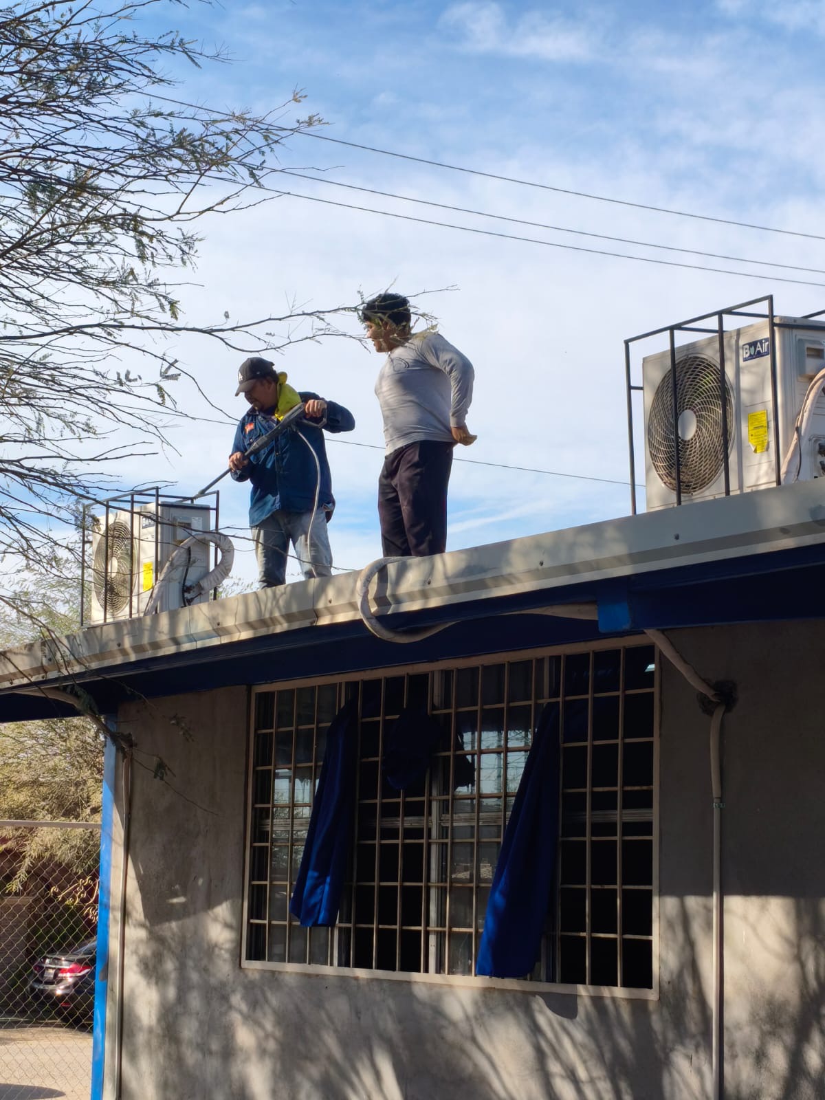 Técnicos trabajando en instalación sobre techo