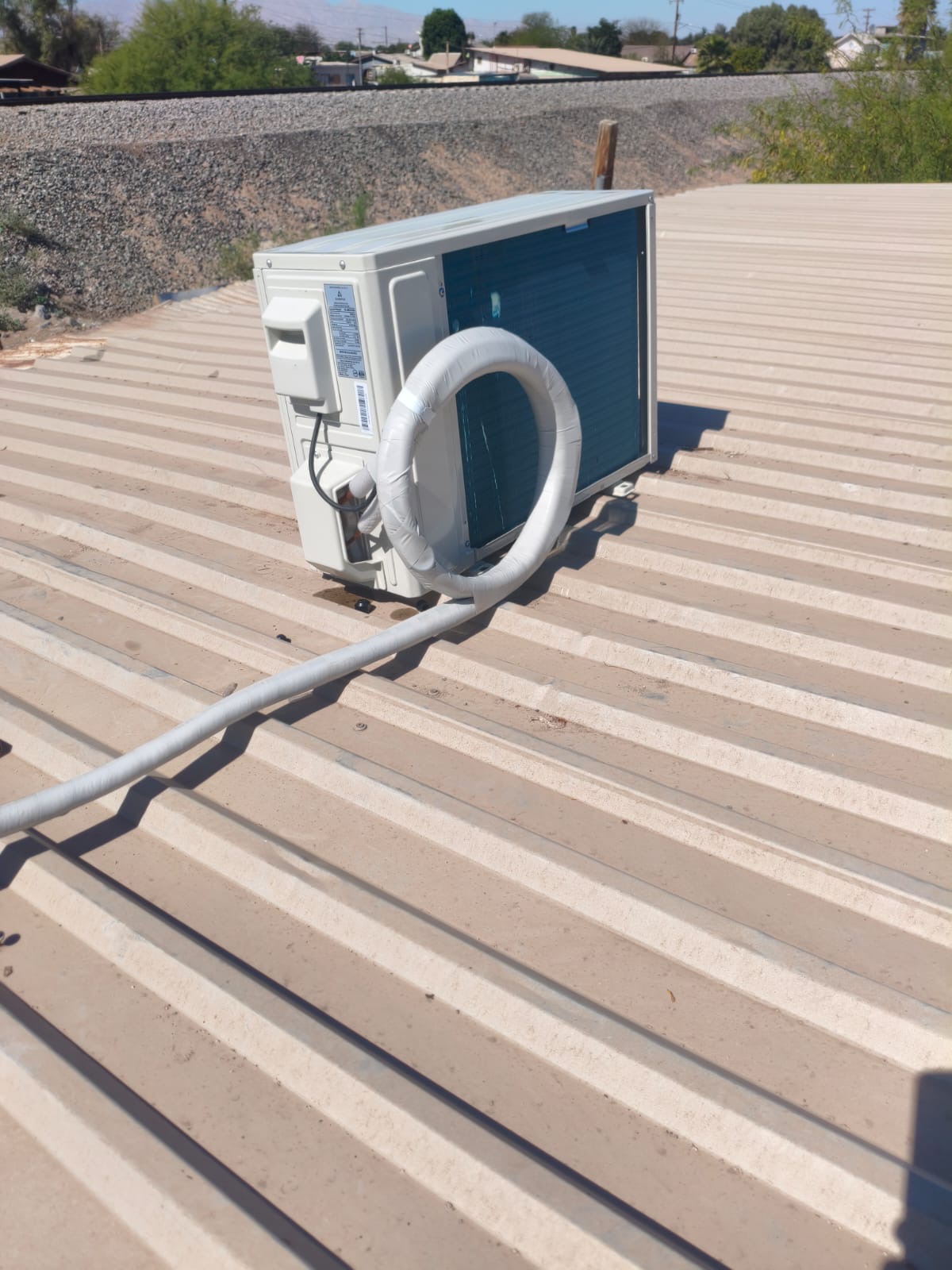Unidad exterior instalada en techo